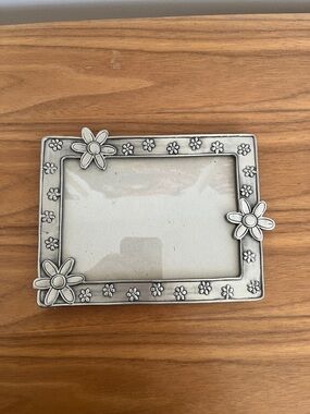FRAME Picture Pewter Tone Metal Glass Front Stand Up Daisy Whimsical Pattern 4x6